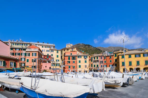 Scalinata che scende verso il mare tra case affacciate sulla costa