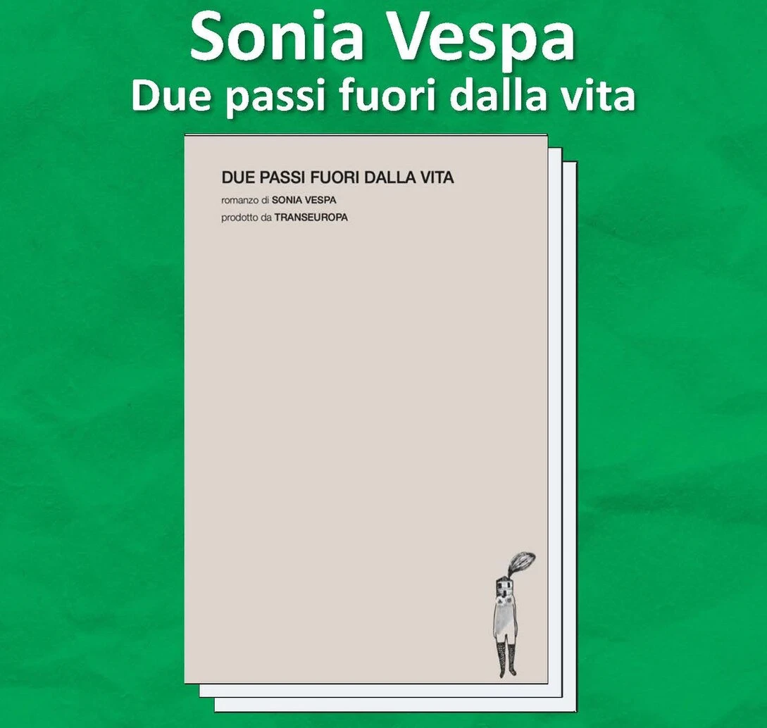 Donna seduta su un divano che legge un libro vicino a una finestra